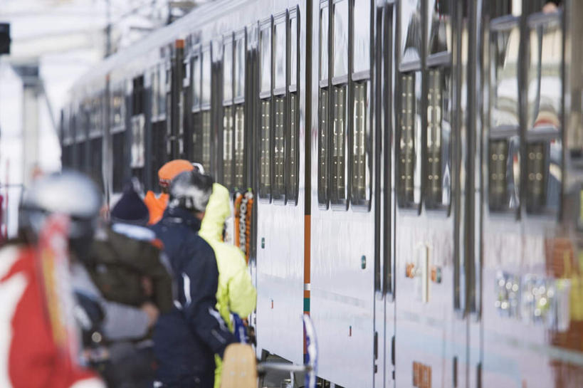 西方人,站,横图,室外,白天,侧面,旅游,度假,火车,车站,瑞士,欧洲,欧洲人,服装,朦胧,模糊,站台,许多人,注视,休闲装,娱乐,月台,车,衣服,蓝色,蓝天,天空,交通工具,天,观察,看,站着,一群人,享受,休闲,休闲服,放松,服饰,观看,察看,关注,载具,中欧,瑞士联邦,瓦莱州,男人,男性,年轻男性,年轻女性,女人,女性,白种人,站立,半身,彩图