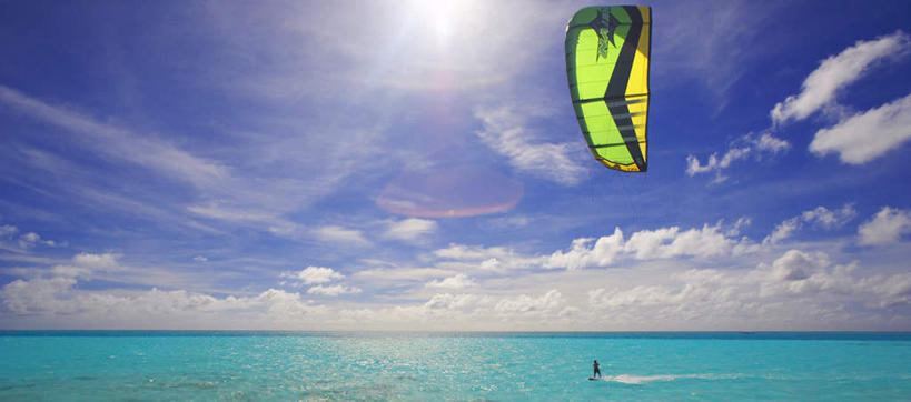 冲浪,西方人,一个人,站,横图,室外,白天,正面,锻炼,旅游,度假,运动,海浪,海洋,美景,欧洲,马尔代夫,欧洲人,亚洲,仅一个男性,仅一个人,握,阴影,波纹,光线,影子,景观,浪花,水平线,云,云朵,辽阔,海平线,首都,拿,云彩,拿着,注视,娱乐,仅一个年轻男性,蓝色,白云,蓝天,水纹,天空,阳光,自然,海水,风筝,波浪,天,看,站着,享受,休闲,广阔,景色,放松,放风筝,握着,晴朗,飘浮,一望无际,纸鸢,关注,自然风光,南亚,水上运动,海景,放鹞子,鹞,鹞子,鸢,冲浪风筝,木鸢,万里无云,马尔代夫共和国,无边无际,一马平川,马累,体育,男人,男性,年轻男性,白种人,大海,风浪,海,海水的波动,近岸浪,涌浪,晴空,晴空万里,抬头,仰头,站立,彩图,全身,健身,水天相接,水天一线,冲浪运动