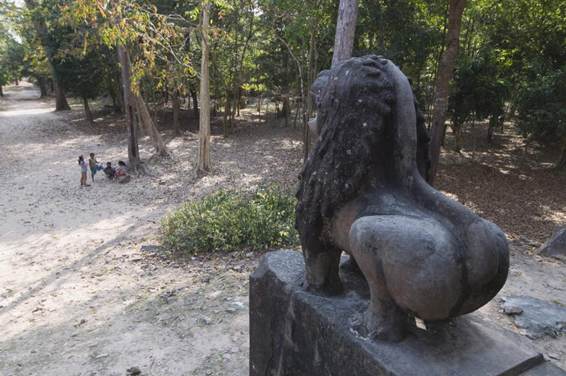 东方人,四个人,站,坐,蹲,横图,俯视,室外,白天,旅游,度假,石头,树林,植物,标志建筑,道路,地标,建筑,路,哺乳动物,野生动物,狮子,叶子,雕塑,柬埔寨,亚洲,阴影,服装,艺术,装饰,光线,雕刻,雕像,石子,影子,小路,枯叶,落叶,交通,注视,休闲装,黄种人,娱乐,建设,树,树木,一只,衣服,绿色,阳光,自然,动物,工艺品,观察,看,站着,享受,休闲,休闲服,旅游胜地,放松,服饰,东南亚,乡间小路,生长,成长,观看,纪念,美术,察看,关注,主题,凶猛,陈列,高棉,柬埔寨王国,功能,美学,吉蔑,残暴,凶残,男人,男性,年轻男性,年轻女性,女人,女性,亚洲人,叶,叶片,石块,蹲着,站立,坐着,彩图,高角度拍摄,全身