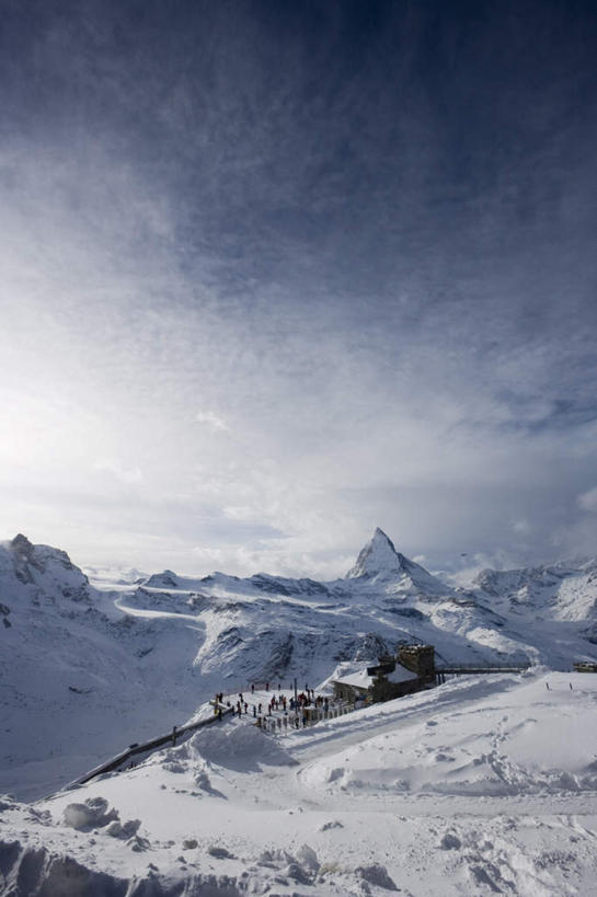西方人,家,木屋,站,竖图,俯视,室外,白天,旅游,度假,美景,山,雪,雪山,大雪,道路,路,瑞士,欧洲,欧洲人,行人,游客,游人,阴影,服装,曲折,弯曲,光线,影子,冰,积雪,景观,山峰,雪景,云,云朵,冬季,冬天,小路,交通,山峦,许多人,云彩,注视,休闲装,娱乐,路人,旅客,住宅,衣服,蓝色,白云,蓝天,天空,阳光,自然,天,观察,看,站着,一群人,享受,休闲,休闲服,景色,放松,寒冷,服饰,蜿蜒,晴朗,观看,连绵,察看,冰冷,绵延,关注,自然风光,中欧,严寒,瑞士联邦,冰凉,酷寒,凛冽,凛凛,极冷,绵亘,瓦莱州,一间,过客,白种人,晴空,站立,彩图,高角度拍摄,全身,茅舍,茅屋,棚屋,小木屋,小屋