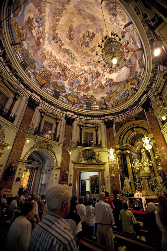 西方人,教堂,栏杆,站,竖图,室内,白天,仰视,旅游,度假,绘画,窗户,标志建筑,地标,建筑,椅子,照明,雕塑,欧洲,欧洲人,服装,节日,艺术,装饰,雕刻,雕像,扶手,木椅,墙,屋顶,灯光,许多人,顶棚,注视,休闲装,文化,娱乐,建设,护栏,吊灯,玻璃窗,壁画,墙壁,墙面,灯,虔诚,衣服,工艺品,灯具,观察,看,祈祷,站着,一群人,享受,休闲,健康,休闲服,旅游胜地,放松,许愿,宗教,服饰,信仰,观看,纪念,华丽,修饰,祈求,照亮,美术,点缀,察看,神圣,照明设备,关注,南欧,主题,陈列,信念,伊比利亚半岛,功能,美学,衬托,美观,雅致,雅观,彩绘玻璃,彩色玻璃,教堂玻璃,艺术玻璃,崇高,虔敬,伊比利亚,平安,白种人,画画,站立,半身,彩图,低角度拍摄,大教堂,礼拜堂