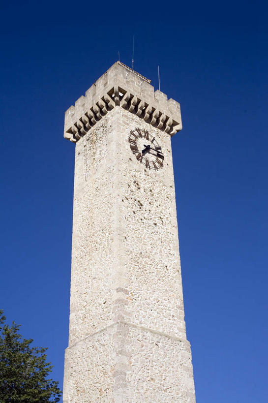 无人,竖图,室外,白天,仰视,度假,美景,植物,城市风光,城市,西班牙,欧洲,阴影,时间,光线,时钟,影子,景观,计时,娱乐,树,树木,蓝色,绿色,蓝天,天空,阳光,自然,钟表,天,享受,休闲,表,景色,放松,生长,晴朗,成长,南欧,万里无云,西班牙王国,塔钟,卡斯蒂利亚,卡斯蒂利亚.莱昂,昆卡省,钟,晴空,晴空万里,彩图,低角度拍摄