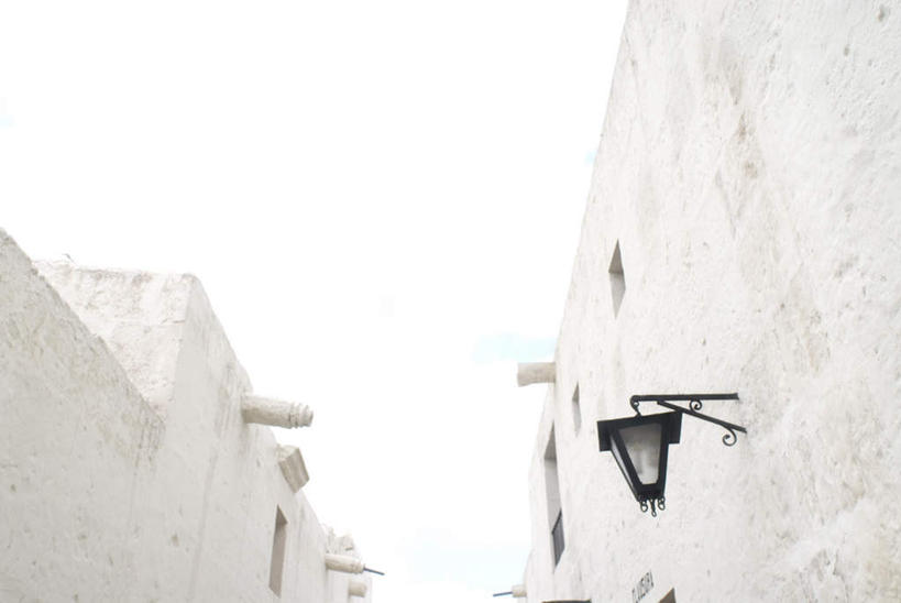 无人,家,横图,室外,白天,仰视,度假,美景,城市风光,城市,照明,秘鲁,一排,阴影,整齐,光线,壁灯,影子,房屋,屋子,景观,灯光,娱乐,楼房,住宅,灯,排列,白色,阳光,灯具,享受,休闲,景色,南美,放松,照亮,卫生,南美洲,照明设备,拉丁美洲,队列,美洲,纯真,秘鲁共和国,阿雷基帕,亚美利加洲,南亚美利加洲,玉米之仓,洁净,光明,恬静,中间色,朴素,清白,阿雷基帕省,彩图,低角度拍摄,房子