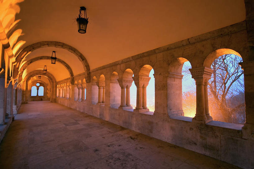 无人,横图,室外,白天,正面,度假,美景,植物,城市风光,城市,照明,欧洲,匈牙利,阴影,光线,影子,堡垒,城堡,景观,拱门,走道,走廊,过道,灯光,首都,娱乐,吊灯,灯,树,树木,绿色,自然,灯具,享受,休闲,景色,放松,生长,成长,照亮,布达佩斯,照明设备,要塞,中欧,匈牙利共和国,设防,渔人堡,彩图