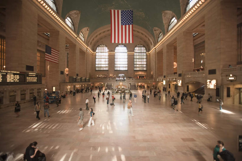 西方人,栏杆,坐,走,横图,室内,白天,侧面,度假,美景,窗户,城市风光,城市,车站,旗帜,国旗,欧洲,纽约,美国,欧洲人,服装,景观,围栏,曼哈顿,站台,许多人,注视,休闲装,娱乐,护栏,月台,中央车站,玻璃窗,衣服,观察,看,一群人,享受,休闲,休闲服,景色,放松,服饰,观看,察看,北美,北美洲,关注,美洲,纽约州,帝国之州,帝国州,北亚美利加洲,亚美利加洲,大广场车站,大中央车站,大中央火车总站,男人,男性,年轻男性,年轻女性,女人,女性,白种人,旗,步行,散步,走路,坐着,彩图,全身,曼哈顿岛