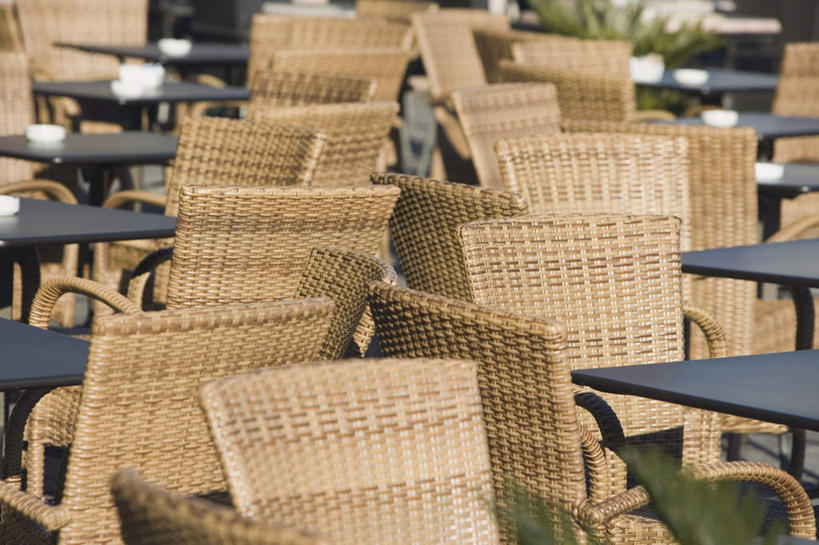 无人,餐厅,横图,俯视,室外,特写,白天,草地,草坪,植物,餐桌,桌子,餐具,椅子,意大利,欧洲,木椅,草,绿色,餐台,南欧,意大利共和国,进餐用具,烹调用具,彩图,高角度拍摄,餐馆,饭店,饭馆