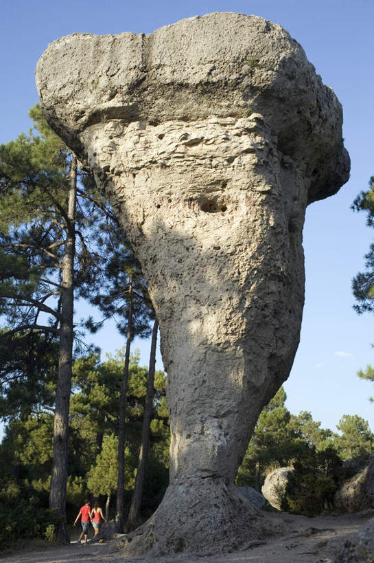 西方人,两个人,走,握手,竖图,室外,白天,仰视,爱情,旅游,度假,石头,美景,植物,道路,路,西班牙,欧洲,欧洲人,阴影,服装,新鲜,光线,石子,影子,景观,小路,交通,浪漫,注视,休闲装,娱乐,树,树木,衣服,蓝色,绿色,蓝天,天空,阳光,自然,天,观察,看,享受,休闲,温暖,温馨,休闲服,景色,恩爱,放松,恋人,服饰,生长,晴朗,成长,观看,和睦,察看,关注,南欧,奇怪,自然风光,万里无云,西班牙王国,卡斯蒂利亚,奇异,希奇,稀罕,卡斯蒂利亚.莱昂,男人,男性,年轻男性,年轻女性,女人,女性,白种人,情侣,石块,岩石,晴空,晴空万里,步行,搀手,拉手,散步,手搀手,手拉手,手牵手,手握手,走路,彩图,低角度拍摄,全身,伴侣,融洽