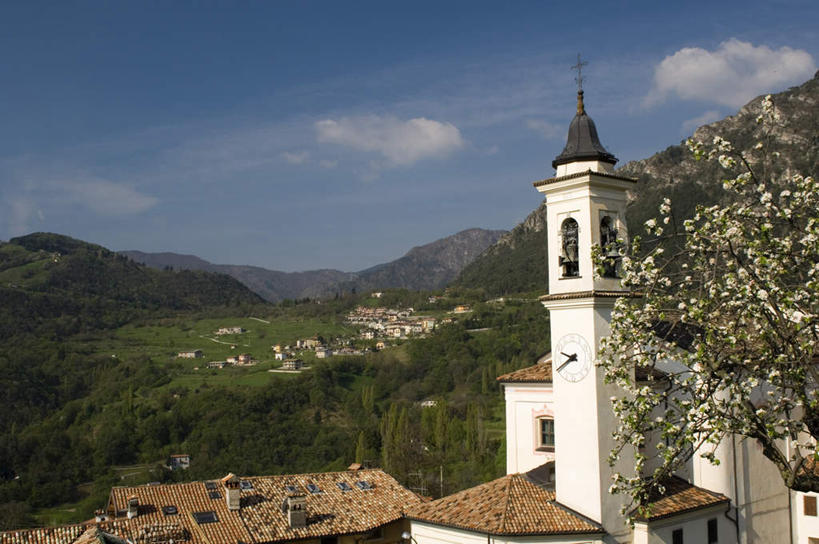 无人,家,横图,室外,白天,正面,草地,草坪,石头,美景,山,山脉,植物,意大利,欧洲,阴影,环绕,平静,围绕,光线,石子,瓦片,影子,房屋,屋顶,屋檐,屋子,景观,山峰,乡村,云,云朵,山峦,云彩,顶棚,环抱,楼房,檐,住宅,草,树,树木,蓝色,绿色,白云,蓝天,天空,阳光,自然,村庄,群山,天,景色,安静,茂密,茂盛,生长,晴朗,成长,宁静,村落,静谧,南欧,自然风光,意大利共和国,镇静,沉静,萦绕,恬静,安祥,僻静,清静,太平,村子,石块,岩石,晴空,彩图,房子