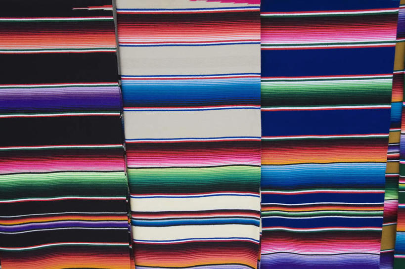 无人,商店,横图,彩色,室外,特写,白天,正面,纺织品,吊挂,悬挂,条纹,形状,装饰,毛毯,毯子,市场,挂,商铺,纺织,垫子,温暖,五颜六色,华丽,修饰,色彩斑斓,点缀,五彩缤纷,衬托,美观,雅致,雅观,五彩斑斓,市肆,商号,形态,外形,模样,式样,五光十色,彩图,店铺