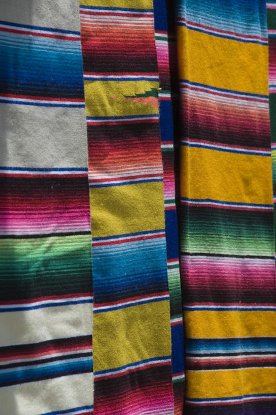 无人,商店,竖图,彩色,室外,特写,白天,正面,纺织品,吊挂,悬挂,条纹,形状,装饰,毛毯,毯子,市场,挂,商铺,纺织,垫子,温暖,五颜六色,华丽,修饰,色彩斑斓,点缀,五彩缤纷,衬托,美观,雅致,雅观,五彩斑斓,市肆,商号,形态,外形,模样,式样,五光十色,彩图,店铺