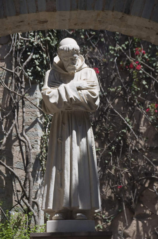 无人,双手交叉,竖图,室外,白天,正面,度假,美景,植物,城市风光,城市,雕塑,墨西哥,阴影,节日,艺术,装饰,光线,雕刻,雕像,影子,景观,拱门,枝条,文化,娱乐,树,树木,树枝,阳光,工艺品,祈祷,享受,休闲,健康,景色,放松,沉思,许愿,宗教,信仰,纪念,祈求,美术,北美,双手抱胸,深思,北美洲,主题,美洲,陈列,瓜纳华托,瓜纳华托州,功能,美学,北亚美利加洲,亚美利加洲,墨西哥合众国,仙人掌王国,虬枝,枝杈,覃思,寻思,平安,彩图