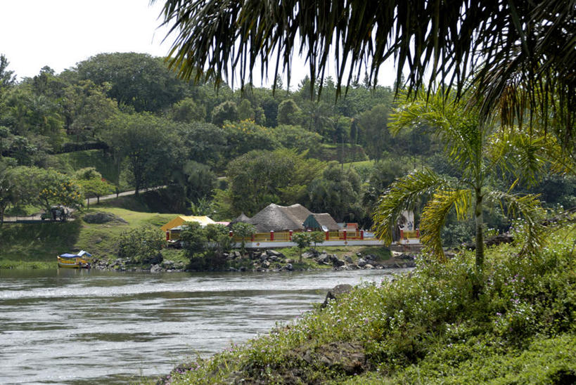帆船,无人,家,横图,室外,白天,正面,安全,河流,石头,美景,树林,水,植物,船,非洲,乌干达,阴影,波纹,平静,光线,石子,影子,房屋,屋子,河水,景观,水流,涟漪,楼房,住宅,树,树木,蓝色,绿色,蓝天,水纹,天空,阳光,自然,交通工具,波浪,天,景色,生长,晴朗,成长,宁静,自然风光,载具,和平,安详,万里无云,水晕,太平,安适,乌干达共和国,安好,宁靖,石块,岩石,晴空,晴空万里,彩图,房子