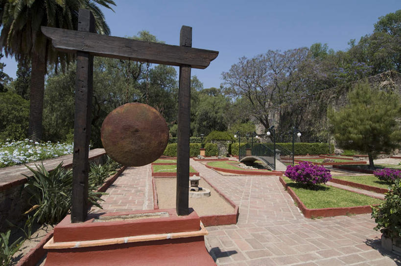 无人,横图,室外,白天,正面,度假,美景,植物,城市风光,城市,道路,路,路灯,照明,墨西哥,阴影,盛开,光线,影子,景观,小路,灯光,交通,花蕾,娱乐,灯,花,花瓣,花朵,鲜花,树,树木,蓝色,绿色,蓝天,天空,阳光,自然,天,花苞,花蕊,享受,休闲,景色,放松,生长,晴朗,成长,照亮,北美,北美洲,照明设备,美洲,万里无云,瓜纳华托,瓜纳华托州,北亚美利加洲,亚美利加洲,墨西哥合众国,仙人掌王国,铜锣,晴空,晴空万里,彩图