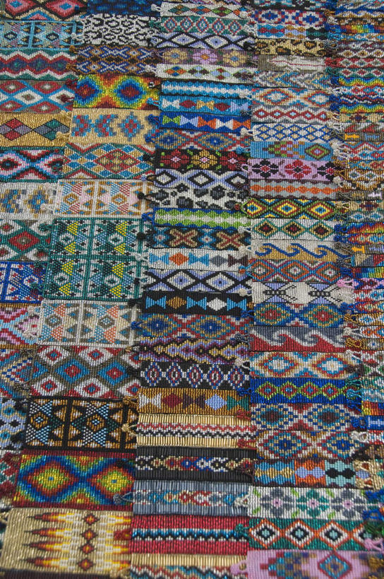 无人,竖图,俯视,彩色,室外,白天,静物,阴影,花纹,装饰,光线,布,图案,影子,布纹,货物,纺织,阳光,货品,五颜六色,华丽,修饰,布匹,色彩斑斓,点缀,五彩缤纷,衬托,美观,雅致,雅观,五彩斑斓,五光十色,彩图,高角度拍摄