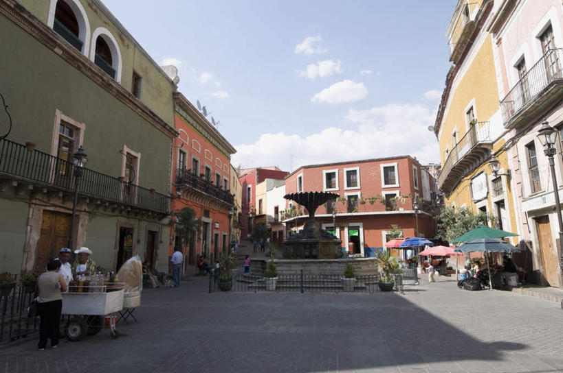 西方人,家,栏杆,露台,站,横图,室外,白天,仰视,购物,度假,消费,美景,植物,窗户,阳台,城市风光,城市,路灯,喷泉,照明,墨西哥,欧洲,欧洲人,阴影,服装,光线,盆栽,伞,影子,雨伞,遮阳伞,房屋,屋子,景观,云,云朵,围栏,灯光,盆景,集市,市场,许多人,云彩,注视,休闲装,文化,娱乐,阳伞,护栏,楼房,玻璃窗,住宅,灯,树,树木,衣服,蓝色,绿色,白云,蓝天,天空,阳光,自然,天,观察,看,品味,站着,一群人,享受,休闲,休闲服,景色,放松,金融,服饰,生长,晴朗,成长,观看,地摊,照亮,察看,北美,北美洲,挑选,照明设备,关注,美洲,水景,选择,选购,贸易,北亚美利加洲,亚美利加洲,美观,血拼,墨西哥合众国,仙人掌王国,采选,遴选,筛选,挑拣,挑撰,男人,男性,年轻男性,年轻女性,女人,女性,白种人,设计,晴空,站立,彩图,低角度拍摄,全身,房子,露天阳台