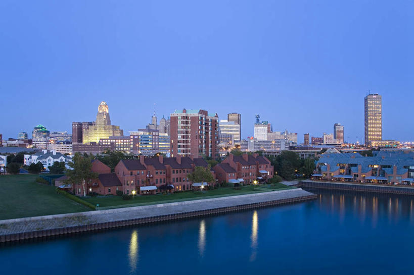 无人,家,高楼大厦,横图,室外,白天,正面,度假,办公楼,草地,草坪,湖,湖泊,美景,水,植物,城市风光,城市,大厦,建筑,路灯,摩天大楼,写字楼,照明,纽约,美国,阴影,光线,影子,房屋,屋子,湖面,景观,水流,水面,公寓,灯光,娱乐,洋房,楼房,住宅,灯,草,树,树木,蓝色,绿色,倒影,蓝天,天空,阳光,自然,楼宇,湖水,天,享受,休闲,商务楼,景色,放松,生长,晴朗,成长,照亮,倒映,北美,北美洲,照明设备,美洲,纽约州,万里无云,帝国之州,帝国州,北亚美利加洲,亚美利加洲,水牛城,布法罗,反照,晴空,晴空万里,彩图,房子,大楼,高层建筑,高楼,摩天楼