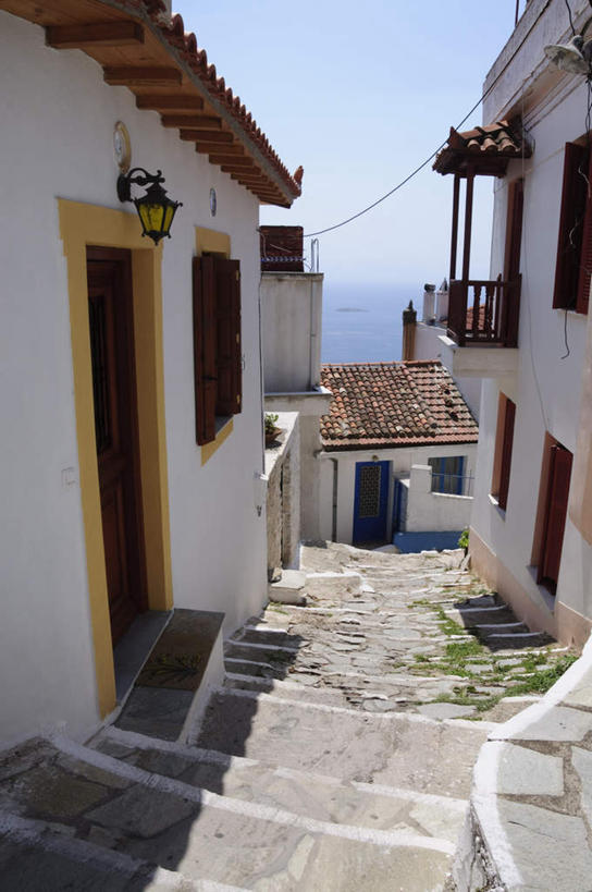 无人,家,竖图,室外,白天,正面,度假,海浪,海洋,美景,楼梯,城市风光,城市,建筑,希腊,欧洲,阴影,光线,瓦片,影子,房屋,阶梯,屋顶,屋子,景观,浪花,顶棚,瓦,娱乐,楼房,台阶,住宅,排列,蓝色,蓝天,天空,阳光,海水,天,享受,休闲,景色,放松,建造,晴朗,海景,屋瓦,希腊共和国,万里无云,摆列,斯波拉泽斯群岛,大海,风浪,海,海水的波动,近岸浪,涌浪,晴空,晴空万里,彩图,房子,布列,分列