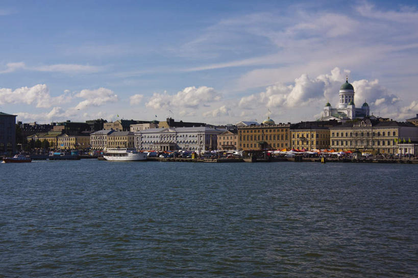 无人,家,教堂,码头,横图,室外,白天,正面,度假,海浪,海洋,美景,城市风光,城市,道路,港口,路,汽车,欧洲,芬兰,阴影,节日,光线,伞,影子,雨伞,遮阳伞,房屋,屋子,景观,浪花,云,云朵,小路,交通,首都,云彩,文化,娱乐,阳伞,楼房,住宅,车,蓝色,白云,蓝天,天空,阳光,海水,交通工具,轿车,天,祈祷,享受,休闲,健康,景色,放松,许愿,宗教,信仰,晴朗,纪念,祈求,载具,北欧,海景,信念,芬兰共和国,赫尔辛基,赫尔辛基德教大教堂,平安,大海,风浪,海,海水的波动,近岸浪,涌浪,晴空,彩图,房子,摆渡口,埠头,大教堂,渡口,渡头,港湾,海港,货运码头,口岸,礼拜堂,商港