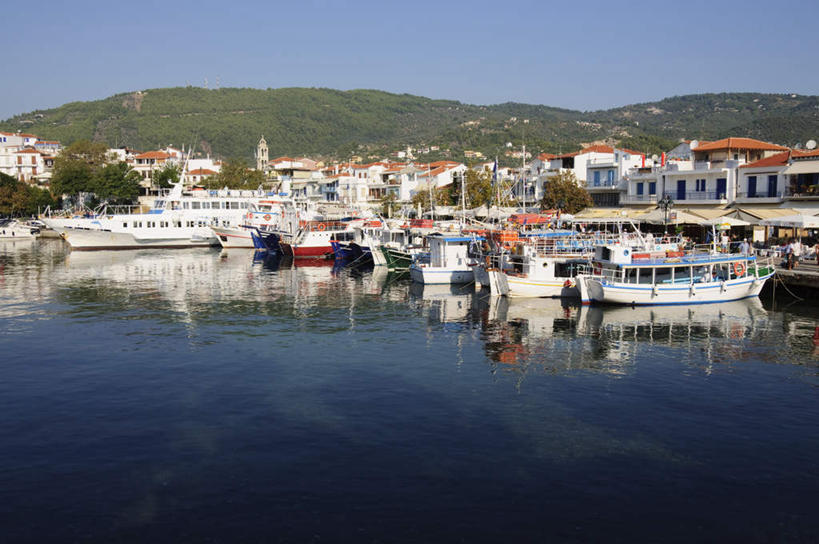 帆船,西方人,餐厅,家,码头,站,坐,说,吃,横图,室外,白天,正面,度假,讨论,美景,餐桌,窗户,桌子,城市风光,城市,港口,船,椅子,希腊,欧洲,欧洲人,行人,游客,游人,阴影,服装,光线,影子,房屋,屋子,景观,许多人,休闲装,娱乐,楼房,路人,旅客,玻璃窗,住宅,衣服,蓝色,蓝天,天空,阳光,交通工具,天,站着,一群人,享受,休闲,休闲服,景色,放松,服饰,晴朗,餐台,载具,希腊共和国,万里无云,过客,斯波拉泽斯群岛,交流,男人,男性,年轻男性,年轻女性,女人,女性,白种人,晴空,晴空万里,沟通,讲话,交谈,嚼,商讨,食,说话,谈话,站立,坐着,半身,彩图,房子,摆渡口,埠头,餐馆,渡口,渡头,饭店,饭馆,港湾,海港,货运码头,口岸,商港