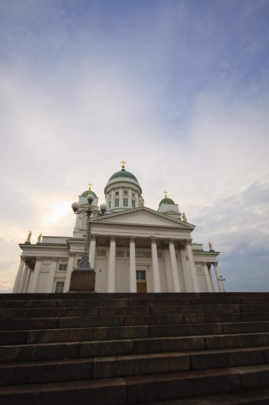 无人,教堂,竖图,室外,白天,仰视,旅游,度假,石头,窗户,楼梯,标志建筑,地标,建筑,路灯,照明,欧洲,芬兰,阴影,节日,时间,光线,石子,时钟,影子,柱子,阶梯,云,云朵,灯光,首都,计时,云彩,文化,娱乐,建设,玻璃窗,台阶,灯,蓝色,白云,蓝天,天空,阳光,钟表,天,祈祷,享受,休闲,健康,表,旅游胜地,放松,许愿,宗教,信仰,晴朗,纪念,祈求,照亮,照明设备,北欧,信念,塔钟,芬兰共和国,赫尔辛基,赫尔辛基德教大教堂,平安,钟,石块,岩石,晴空,彩图,低角度拍摄,大教堂,礼拜堂