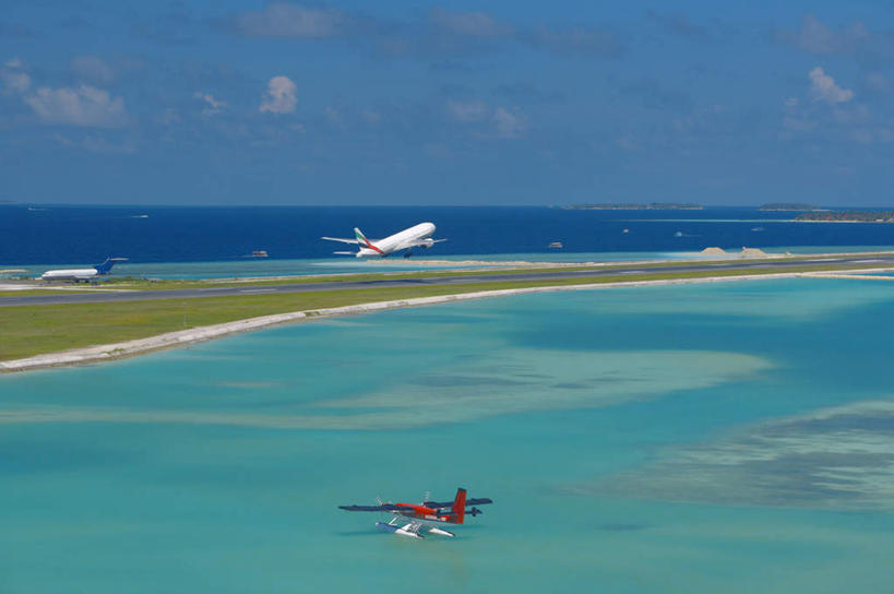 无人,横图,俯视,航拍,室外,白天,度假,海浪,海洋,美景,沙滩,城市风光,城市,飞机,马尔代夫,亚洲,阴影,光线,沙子,影子,海岸,景观,浪花,云,云朵,交通,沙地,首都,云彩,娱乐,航空,蓝色,白云,蓝天,天空,阳光,海水,交通工具,天,享受,休闲,景色,放松,运输,一架,晴朗,客机,鸟瞰,载具,南亚,海景,马尔代夫共和国,马累,大海,风浪,海,海水的波动,海滩,近岸浪,涌浪,晴空,彩图,高角度拍摄