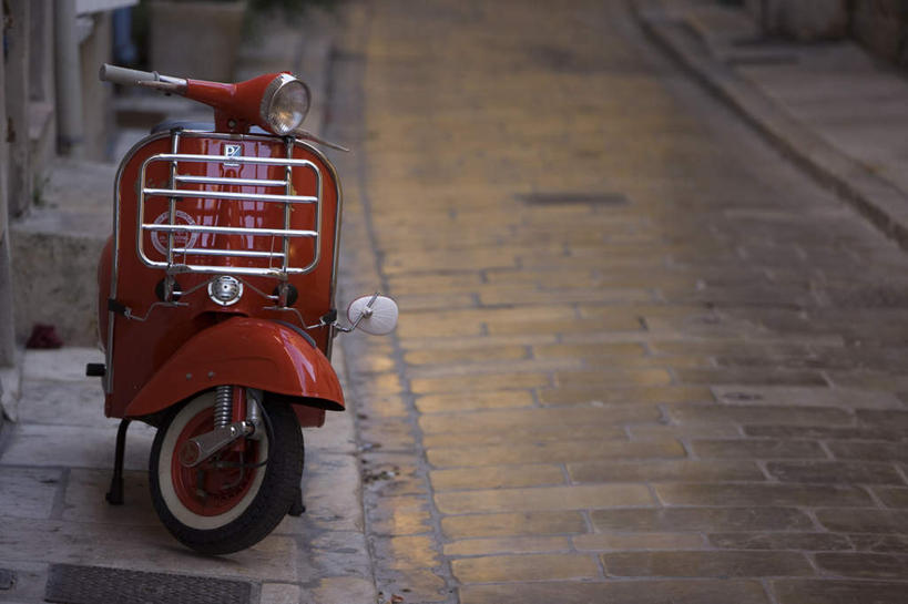 无人,家,横图,室外,白天,正面,度假,美景,城市风光,城市,道路,路,摩托车,法国,欧洲,一辆,一排,停靠,整齐,房屋,屋子,景观,小路,交通,娱乐,楼房,住宅,车,排列,红色,交通工具,享受,休闲,砖头,景色,放松,助动车,普罗旺斯,队列,停泊,载具,法兰西共和国,法兰西第五共和国,普罗旺斯省,彩图,房子