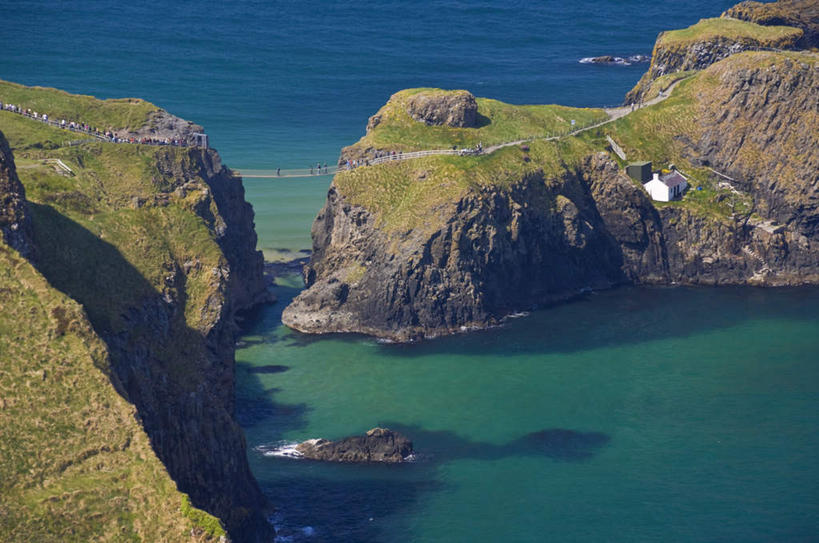 无人,横图,俯视,航拍,室外,白天,旅游,海浪,海洋,石头,山,植物,英国,欧洲,北爱尔兰,阴影,光线,石子,影子,浪花,山峰,青苔,苔藓,山峦,绿色,风景,阳光,自然,海水,景色,生长,成长,风光,景物,西欧,鸟瞰,大不列颠,海景,大不列颠及北爱尔兰联合王国,风物,光景,景致,大不列颠联合王国,日不落英帝国,安特里姆郡,大海,风浪,海,海水的波动,近岸浪,石块,岩石,涌浪,彩图,高角度拍摄,游览