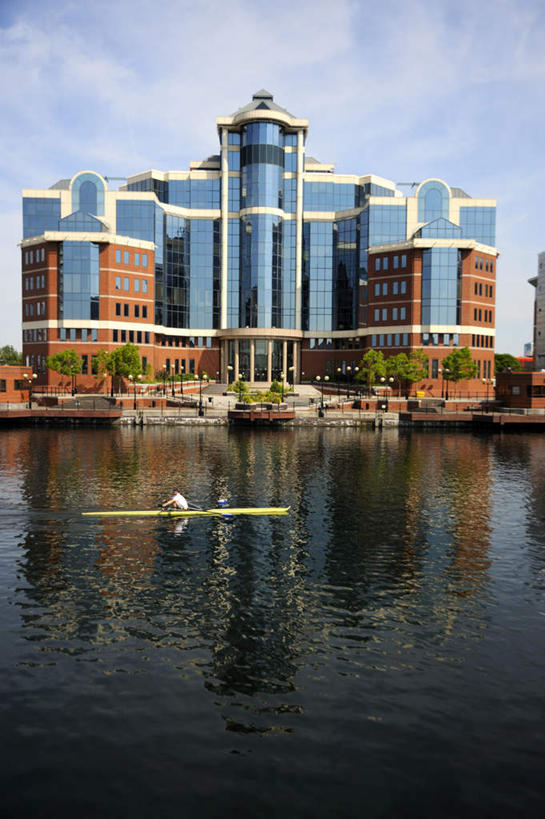 无人,高楼大厦,码头,竖图,室外,白天,正面,度假,湖,湖泊,美景,水,植物,城市风光,标志建筑,城市,大厦,地标,港口,建筑,摩天大楼,船,美国,阴影,波纹,光线,影子,湖面,景观,水流,水面,云,云朵,建筑群,游艇,云彩,娱乐,建设,树,树木,蓝色,绿色,白云,倒影,蓝天,水纹,天空,阳光,自然,交通工具,波浪,湖水,天,享受,休闲,景色,放松,生长,晴朗,成长,倒映,北美,北美洲,载具,美洲,新罕布什尔州,北亚美利加洲,亚美利加洲,新罕布什尔,新罕布夏州,花岗岩州,花冈岩之州,滑雪之州,反照,北方之都,仓库之城,曼彻斯特,棉都,晴空,彩图,摆渡口,埠头,大楼,渡口,渡头,港湾,高层建筑,高楼,海港,货运码头,口岸,摩天楼,商港