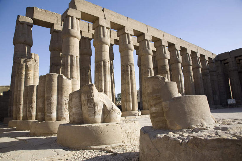 无人,横图,室外,白天,仰视,旅游,度假,石头,名胜古迹,标志建筑,地标,建筑,非洲,埃及,一排,阴影,遗迹,整齐,光线,石子,影子,柱子,神庙,古迹,历史,文物,娱乐,建设,古建筑,废墟,排列,蓝色,蓝天,天空,阳光,天,享受,休闲,旅游胜地,放松,晴朗,神殿,古埃及,队列,古文明,北非,万里无云,卢克索神庙,路克索神殿,鲁克索神殿,古代七大奇迹,阿拉伯埃及共和国,金字塔之国,棉花之国,阿非利加洲,石块,岩石,晴空,晴空万里,彩图,低角度拍摄,标志性建筑