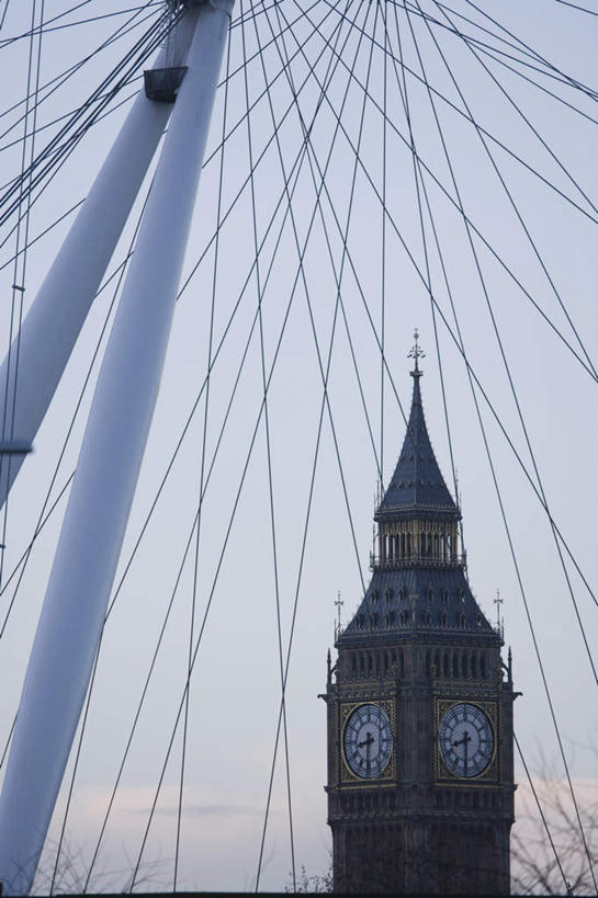 无人,竖图,室外,白天,正面,旅游,度假,名胜古迹,标志建筑,地标,建筑,英国,欧洲,伦敦,阴影,遗迹,时间,电力,光线,电线,时钟,线,影子,钟楼,电能,首都,计时,线路,古迹,文物,娱乐,建设,古建筑,大本钟,大笨钟,蓝色,蓝天,天空,阳光,钟表,天,享受,休闲,表,旅游胜地,放松,晴朗,电,电源,电源线,西欧,能量,大不列颠,古文明,大不列颠及北爱尔兰联合王国,万里无云,塔钟,大不列颠联合王国,日不落英帝国,雾都,钟,晴空,晴空万里,彩图