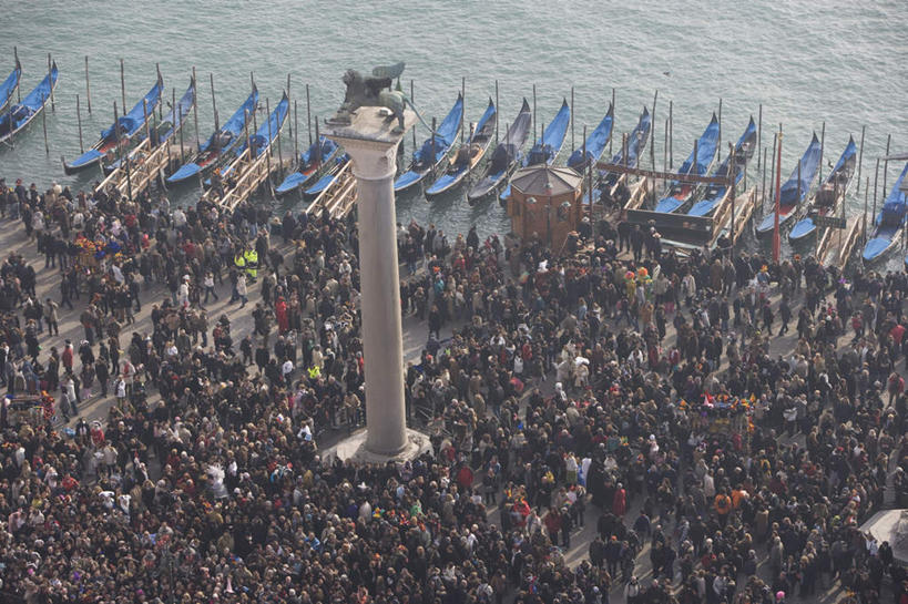 西方人,站,横图,俯视,室外,白天,旅游,度假,河流,水,标志建筑,地标,建筑,船,雕塑,意大利,欧洲,欧洲人,一排,许多,停靠,阴影,波纹,服装,艺术,整齐,装饰,光线,雕刻,雕像,影子,河水,水流,木船,涟漪,很多,许多人,注视,休闲装,娱乐,建设,排列,衣服,倒影,水纹,阳光,工艺品,交通工具,波浪,观察,看,站着,一群人,享受,休闲,休闲服,旅游胜地,放松,服饰,观看,纪念,美术,察看,倒映,舟,队列,关注,南欧,停泊,载具,独木舟,主题,陈列,意大利共和国,水晕,功能,美学,人山人海,独木船,威内托,威内托大区,反照,摩肩接踵,男人,男性,年轻男性,年轻女性,女人,女性,白种人,站立,彩图,高角度拍摄,全身