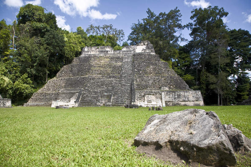无人,横图,室外,白天,仰视,旅游,度假,草地,草坪,石头,美景,植物,楼梯,标志建筑,地标,建筑,伯利兹,阴影,光线,石子,影子,阶梯,景观,云,云朵,云彩,娱乐,建设,台阶,草,树,树木,蓝色,绿色,白云,蓝天,天空,阳光,自然,天,享受,休闲,旅游胜地,景色,放松,生长,晴朗,成长,中美洲,自然风光,美洲,沉积岩,亚美利加洲,中美,中亚美利加洲,水成岩,石块,岩石,晴空,彩图,低角度拍摄