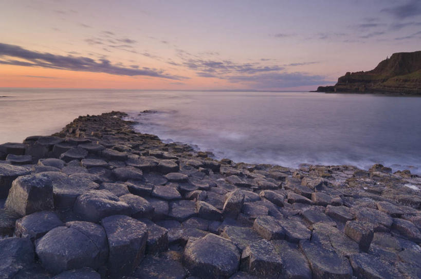 无人,横图,室外,白天,正面,旅游,度假,海浪,海洋,石头,美景,日落,山,山脉,爱尔兰,欧洲,阴影,光线,石子,影子,景观,浪花,山峰,水平线,晚霞,霞光,落日,辽阔,海平线,山峦,娱乐,阳光,自然,海水,黄昏,群山,享受,休闲,广阔,景色,彩霞,放松,一望无际,西欧,自然风光,海景,沉积岩,爱尔兰共和国,阿尔斯特,阿尔斯特省,阿洛斯特,安特里姆郡,安特里姆区,无边无际,一马平川,夕照,水成岩,大海,风浪,海,海水的波动,近岸浪,石块,岩石,涌浪,夕阳,彩图,水天相接,水天一线,斜阳