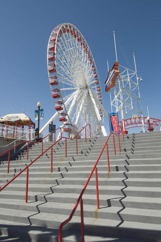 无人,栏杆,码头,竖图,室外,白天,仰视,度假,游戏,美景,楼梯,城市风光,城市,港口,路灯,照明,美国,阴影,光线,扶手,影子,阶梯,景观,摩天轮,灯光,玩,娱乐,护栏,台阶,灯,蓝色,蓝天,天空,阳光,天,享受,休闲,景色,放松,游乐设施,晴朗,活动,照亮,北美,北美洲,照明设备,发泄,消遣,智力,美洲,伊利诺斯州,芝加哥,万里无云,世界屠猪城,巨肩之城,劳动之城,伊利诺伊,伊利诺伊州,伊利诺州,芝加哥市,芝城,林肯之地,北亚美利加洲,亚美利加洲,宣泄,海军码头,海军军港,海军港,游艺设施,晴空,晴空万里,玩耍,嬉戏,彩图,低角度拍摄,摆渡口,埠头,渡口,渡头,港湾,海港,货运码头,口岸,商港