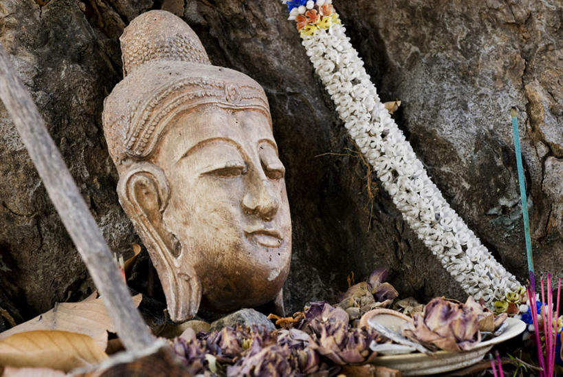 东方人,一个人,无人,横图,室外,白天,正面,旅游,度假,石头,山,山脉,标志建筑,地标,建筑,餐具,蜡烛,雕塑,泰国,亚洲,仅一个男性,仅一个人,仅一个中年男性,阴影,节日,艺术,装饰,光线,雕刻,雕像,碟子,盘,石子,影子,山峰,烟雾,山峦,燃烧,注视,黄种人,文化,娱乐,建设,佛香,阳光,盘子,香火,香烛,工艺品,碟,群山,观察,看,祈祷,享受,休闲,健康,旅游胜地,放松,许愿,宗教,东南亚,信仰,烧香,贡品,观看,纪念,祈求,连绵,美术,察看,绵延,关注,主题,陈列,泰王国,供品,清迈府,功能,美学,绵亘,清迈省,平安,男人,男性,中年男性,亚洲人,石块,岩石,彩图