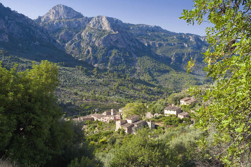 无人,家,横图,俯视,航拍,室外,白天,旅游,度假,草地,美景,山,植物,欧洲,阴影,光线,影子,房屋,屋子,景观,山峰,乡村,山峦,娱乐,楼房,住宅,草,树,树木,蓝色,绿色,蓝天,天空,阳光,自然,村庄,天,享受,休闲,景色,放松,生长,晴朗,成长,村落,鸟瞰,南欧,自然风光,伊比利亚半岛,万里无云,村子,伊比利亚,晴空,晴空万里,彩图,高角度拍摄,房子