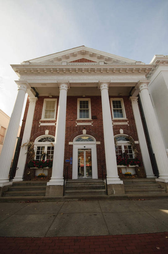 无人,家,竖图,室外,白天,仰视,旅游,度假,日落,窗户,落地窗,门,纽约,美国,一排,阴影,整齐,光线,瓷砖,地砖,影子,柱子,房屋,屋子,晚霞,霞光,云,云朵,落日,地面,云彩,娱乐,楼房,玻璃窗,住宅,排列,蓝色,白云,蓝天,天空,阳光,黄昏,门框,天,享受,休闲,彩霞,放松,晴朗,北美,北美洲,队列,美洲,纽约州,帝国之州,帝国州,北亚美利加洲,亚美利加洲,夕照,汉普顿,晴空,夕阳,彩图,低角度拍摄,房子,斜阳