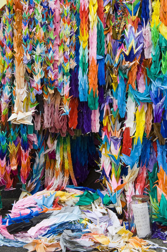 无人,竖图,俯视,彩色,室外,特写,白天,正面,旅游,度假,玻璃,长崎,日本,亚洲,艺术,瓶,折纸,纸艺,手工艺品,千纸鹤,文化,娱乐,玻璃制品,纸鹤,工艺品,享受,休闲,放松,五颜六色,色彩斑斓,高雅,五彩缤纷,东亚,日本国,长崎县,九州本岛,九州,九州岛,九州地方,工艺折纸,自信心,品位,五彩斑斓,五光十色,彩图,高角度拍摄