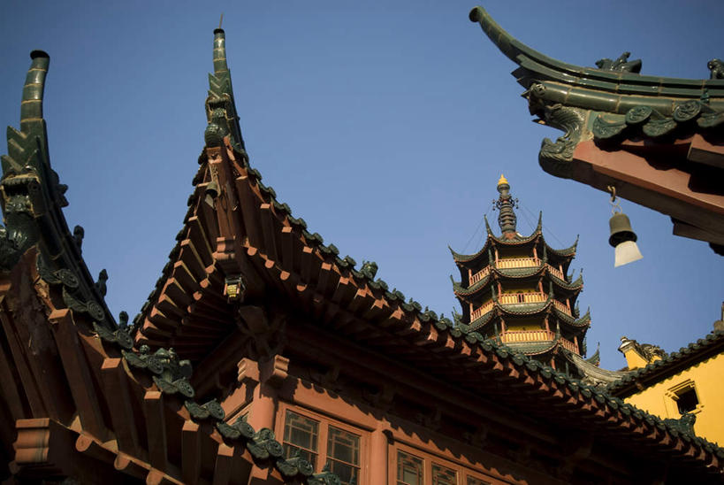 无人,寺庙,栏杆,横图,室外,白天,仰视,度假,美景,城市风光,城市,建筑,中国,亚洲,阴影,节日,光线,瓦片,影子,屋顶,景观,围栏,燃烧,顶棚,瓦,文化,娱乐,江苏,护栏,蓝色,蓝天,天空,阳光,香火,庙宇,天,祈祷,享受,休闲,健康,景色,放松,许愿,宗教,建造,信仰,晴朗,纪念,祈求,东亚,屋瓦,江苏省,万里无云,中华人民共和国,华东地区,苏,镇江,镇江市,平安,晴空,晴空万里,彩图,低角度拍摄,庙,寺