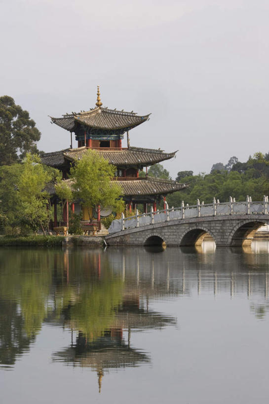 无人,竖图,室外,白天,正面,度假,河流,石头,美景,水,植物,城市风光,城市,建筑,丽江,中国,亚洲,波纹,石子,瓦片,屋顶,河水,景观,水流,阴天,桥,涟漪,顶棚,瓦,娱乐,石桥,云南,拱桥,栈桥,树,树木,绿色,倒影,水纹,天空,自然,波浪,天,享受,休闲,景色,放松,建造,拱形,生长,成长,人行桥,石拱桥,倒映,昏暗,阴沉,东亚,屋瓦,云南省,黑龙潭公园,中华人民共和国,水晕,西南地区,滇,丽江市,反照,石块,彩图