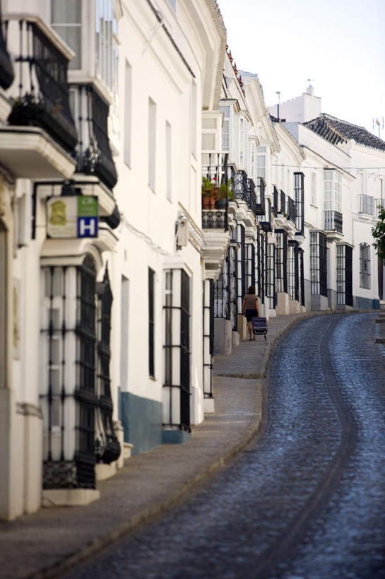 西方人,一个人,家,栏杆,露台,走,拉,推,竖图,室外,白天,度假,美景,植物,窗户,阳台,城市风光,城市,道路,路,指示牌,购物车,玻璃,西班牙,欧洲,欧洲人,仅一个女性,仅一个人,一排,许多,阴影,服装,曲折,弯曲,整齐,光线,英文,标志,扶手,盆栽,文字,影子,字符,字母,房屋,墙,屋顶,屋子,景观,围栏,小路,盆景,交通,很多,顶棚,注视,休闲装,娱乐,标识,护栏,楼房,安达卢西亚,防盗窗,玻璃窗,墙壁,墙面,住宅,车,玻璃制品,排列,背面,衣服,蓝色,绿色,蓝天,天空,阳光,自然,手推车,天,观察,看,仅一个中年女性,享受,休闲,休闲服,景色,放松,服饰,蜿蜒,生长,晴朗,成长,观看,英文字母,察看,便利,存放,队列,关注,南欧,载具,安达鲁西亚,万里无云,西班牙王国,快捷,方便,安达卢西亚自治区,寄存,寄放,暂存,女人,女性,中年女性,白种人,晴空,晴空万里,步行,散步,走路,彩图,全身,房子,露天阳台