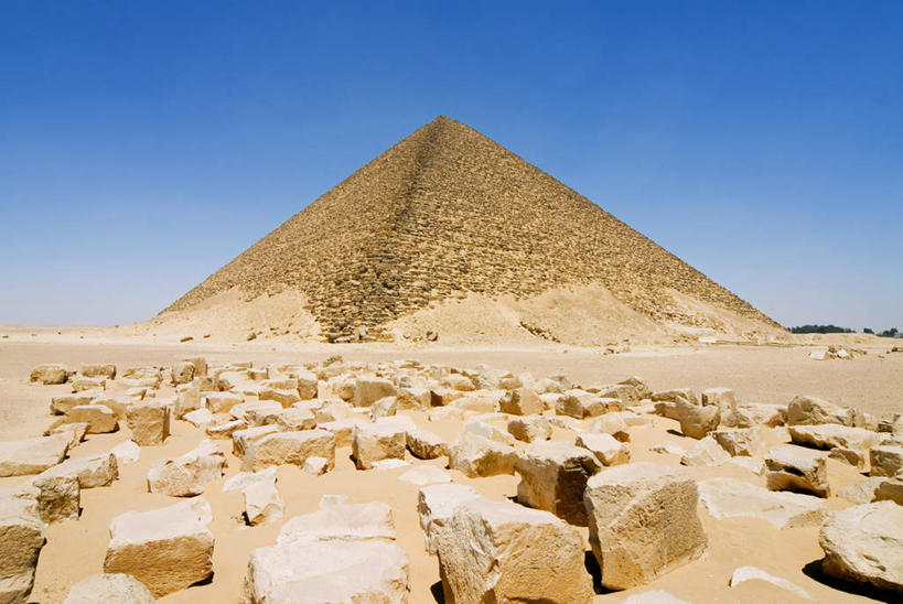 无人,横图,室外,白天,仰视,旅游,度假,石头,名胜古迹,沙漠,标志建筑,城市,地标,建筑,非洲,埃及,许多,阴影,遗迹,光线,三角形,石子,影子,很多,古迹,历史,文物,娱乐,建设,古建筑,蓝色,蓝天,天空,阳光,天,享受,休闲,旅游胜地,金字塔,放松,晴朗,陵墓,古埃及,古文明,北非,万里无云,首府,吉萨,古代七大奇迹,阿拉伯埃及共和国,金字塔之国,棉花之国,方锥形,阿非利加洲,吉萨省,大漠,砂漠,石块,岩石,晴空,晴空万里,彩图,低角度拍摄,标志性建筑