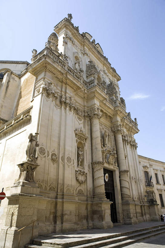 无人,教堂,栏杆,露台,竖图,室外,白天,仰视,旅游,度假,楼梯,门,阳台,标志建筑,地标,建筑,雕塑,意大利,欧洲,阴影,节日,艺术,装饰,光线,雕刻,雕像,扶手,影子,柱子,阶梯,墙,云,云朵,云彩,文化,娱乐,建设,护栏,墙壁,墙面,台阶,蓝色,白云,蓝天,天空,阳光,工艺品,门框,天,祈祷,享受,休闲,健康,旅游胜地,放松,许愿,宗教,信仰,晴朗,纪念,祈求,美术,南欧,主题,陈列,信念,意大利共和国,功能,美学,莱切省,平安,晴空,彩图,低角度拍摄,大教堂,礼拜堂,露天阳台