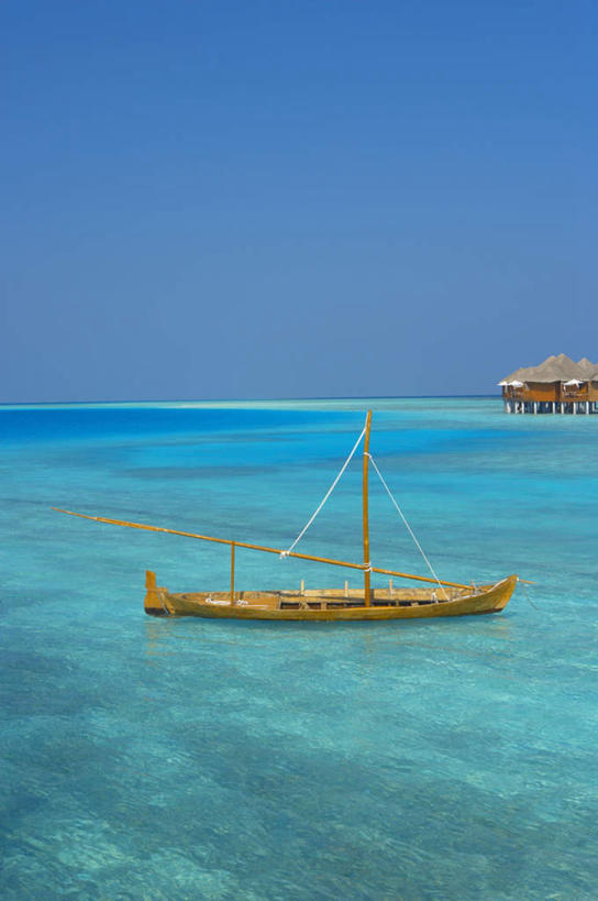 无人,竖图,室外,白天,正面,旅游,度假,美景,船,马尔代夫,亚洲,阴影,光线,影子,景观,水平线,辽阔,木船,海平线,娱乐,蓝色,蓝天,天空,阳光,自然,交通工具,天,享受,休闲,广阔,景色,放松,一望无际,舟,自然风光,载具,南亚,马尔代夫共和国,无边无际,一马平川,马累岛,彩图,水天相接,水天一线