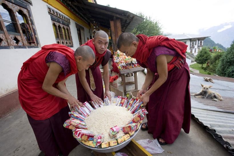 东方人,三个人,和尚,家,横图,室外,白天,正面,亚洲,一排,弯腰,节日,整齐,商品,房屋,屋子,黄种人,文化,买卖,楼房,住宅,排列,祈祷,健康,生意,许愿,宗教,佛教,信仰,纪念,祈求,交易,队列,袈裟,弯身,释教,平安,男人,男性,年轻男性,亚洲人,比丘,高僧,僧,僧侣,僧人,沙弥,修行僧,彩图,全身,房子