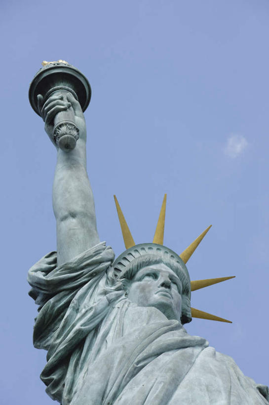 无人,竖图,室外,白天,仰视,旅游,度假,美景,名胜古迹,城市风光,城市,地标,雕塑,法国,自由女神像,巴黎,欧洲,自由女神,阴影,遗迹,光线,雕刻,雕像,影子,景观,首都,火炬,古迹,文物,娱乐,古建筑,蓝色,蓝天,天空,阳光,天,享受,休闲,旅游胜地,景色,放松,晴朗,古文明,世界文化遗产,万里无云,法兰西共和国,法兰西第五共和国,自由女神国家纪念区,自由女神铜像国家纪念碑,晴空,晴空万里,半身,彩图,低角度拍摄,标志性建筑