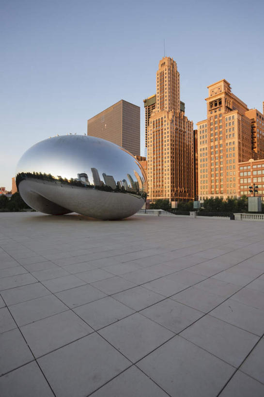 无人,公园,高楼大厦,竖图,室外,白天,正面,度假,办公楼,美景,植物,城市风光,城市,大厦,建筑,摩天大楼,写字楼,雕塑,美国,阴影,艺术,装饰,光线,雕刻,雕像,影子,景观,娱乐,树,树木,蓝色,绿色,蓝天,天空,阳光,自然,工艺品,楼宇,天,享受,休闲,商务楼,景色,放松,生长,晴朗,成长,纪念,美术,北美,北美洲,主题,美洲,陈列,伊利诺斯州,芝加哥,格兰特公园,万里无云,世界屠猪城,巨肩之城,劳动之城,伊利诺伊,伊利诺伊州,伊利诺州,芝加哥市,芝城,林肯之地,功能,美学,北亚美利加洲,亚美利加洲,晴空,晴空万里,彩图,大楼,高层建筑,高楼,摩天楼