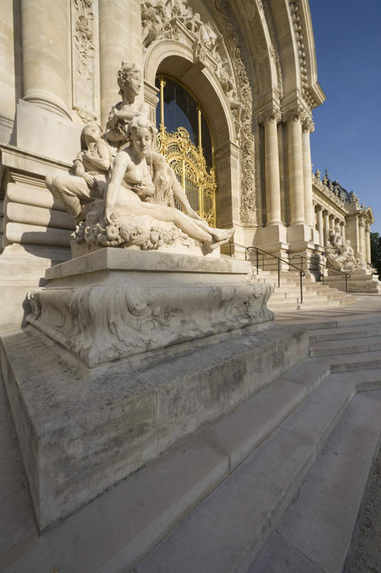 无人,家,宫殿,栏杆,竖图,室外,白天,仰视,购物,旅游,度假,消费,别墅,楼梯,门,标志建筑,地标,建筑,雕塑,法国,巴黎,欧洲,阴影,艺术,装饰,光线,雕刻,雕像,扶手,影子,房屋,阶梯,墙,屋子,公寓,拱门,首都,娱乐,建设,洋房,护栏,楼房,石雕,墙壁,墙面,台阶,住宅,蓝色,蓝天,天空,阳光,工艺品,门框,天,享受,休闲,旅游胜地,放松,晴朗,纪念,美术,主题,陈列,香榭丽舍大道,万里无云,法兰西共和国,功能,美学,法兰西第五共和国,爱丽舍田园大街,香榭丽舍大街,晴空,晴空万里,彩图,低角度拍摄,房子