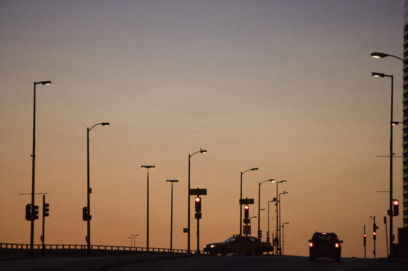 无人,横图,室外,白天,仰视,度假,安全,美景,日落,城市风光,城市,道路,路,路灯,公路,汽车,照明,美国,一排,阴影,整齐,光线,影子,景观,晚霞,霞光,落日,红绿灯,灯光,信号灯,交通,背光,娱乐,车,灯,排列,黄昏,交通工具,轿车,享受,休闲,景色,彩霞,放松,警示,照亮,北美,北美洲,照明设备,堵塞,队列,提示,载具,美洲,逆光,流通,伊利诺斯州,芝加哥,交通信号灯,行人信号灯,世界屠猪城,巨肩之城,劳动之城,伊利诺伊,伊利诺伊州,伊利诺州,芝加哥市,芝城,林肯之地,北亚美利加洲,亚美利加洲,夕照,梗塞,拥塞,夕阳,马路,彩图,低角度拍摄,斜阳