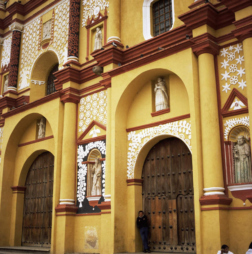 西方人,三个人,教堂,站,坐,竖图,室外,白天,正面,窗户,门,玻璃,雕塑,墨西哥,欧洲,欧洲人,阴影,服装,节日,艺术,装饰,光线,木制,雕刻,雕像,影子,墙,注视,休闲装,文化,玻璃窗,墙壁,墙面,玻璃制品,衣服,阳光,木制品,工艺品,门框,观察,看,祈祷,站着,健康,休闲服,许愿,宗教,服饰,信仰,观看,纪念,祈求,美术,察看,北美,北美洲,关注,主题,美洲,陈列,信念,功能,美学,北亚美利加洲,亚美利加洲,墨西哥合众国,仙人掌王国,圣克里斯托瓦尔.德拉斯卡萨斯,平安,男人,男性,女人,女性,中年男性,中年女性,白种人,站立,坐着,彩图,全身,大教堂,礼拜堂